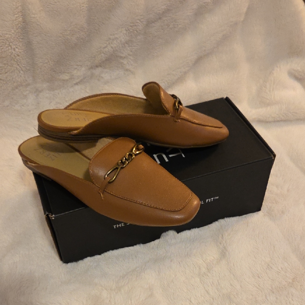 Brand new Naturalizer Kayden Tan Mules In Size 6
